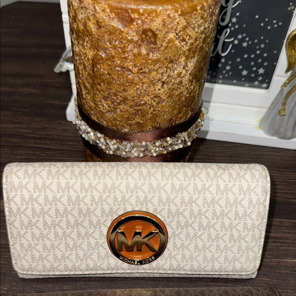 Michael Kors Beige Monogram Wallet - Picture 11 of 15